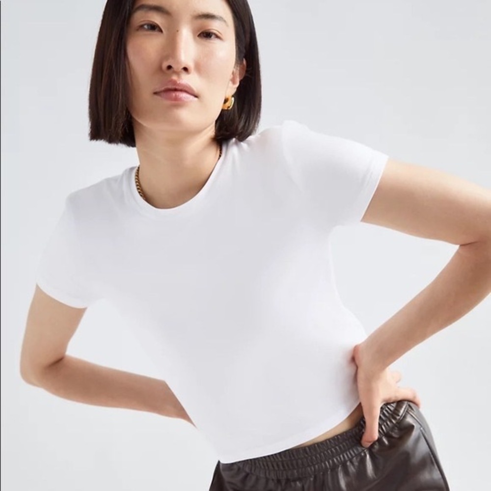 Aritzia Babaton Everyday Tee in 2XS. Never worn! Tags not included.